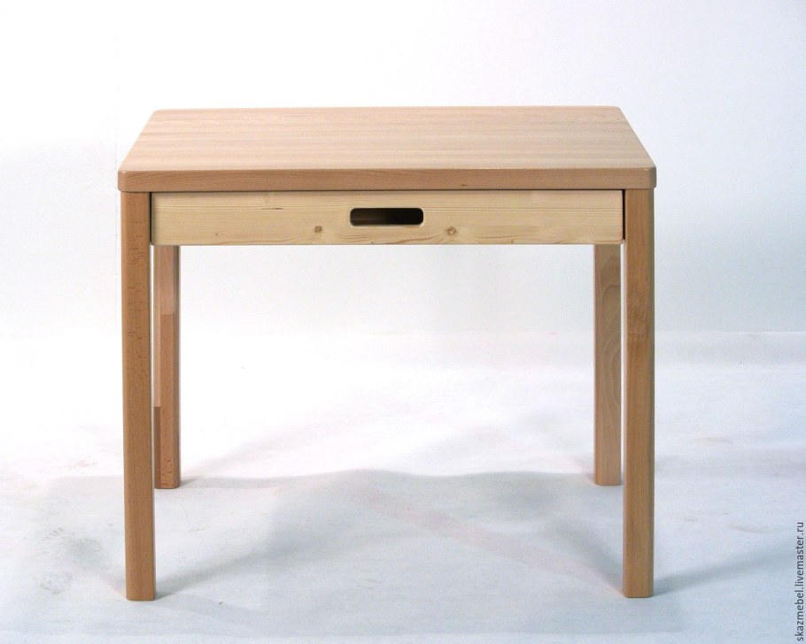 Деревянный стол с ящиками