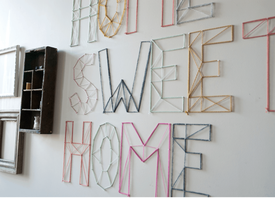 Нитки на стене