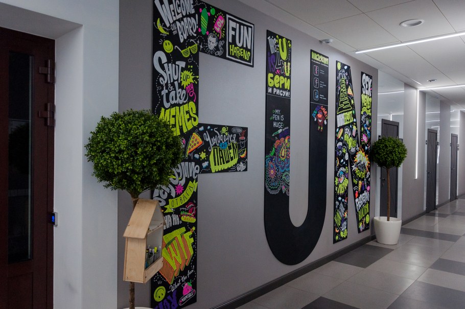 Школьный арт объект на стене