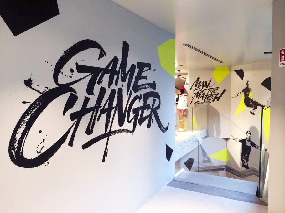 Надписи маркером на стене