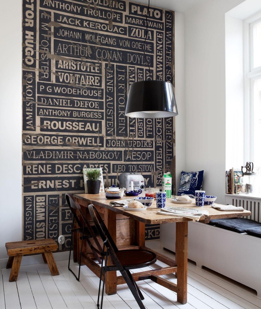 Надпись на стене в интерьере