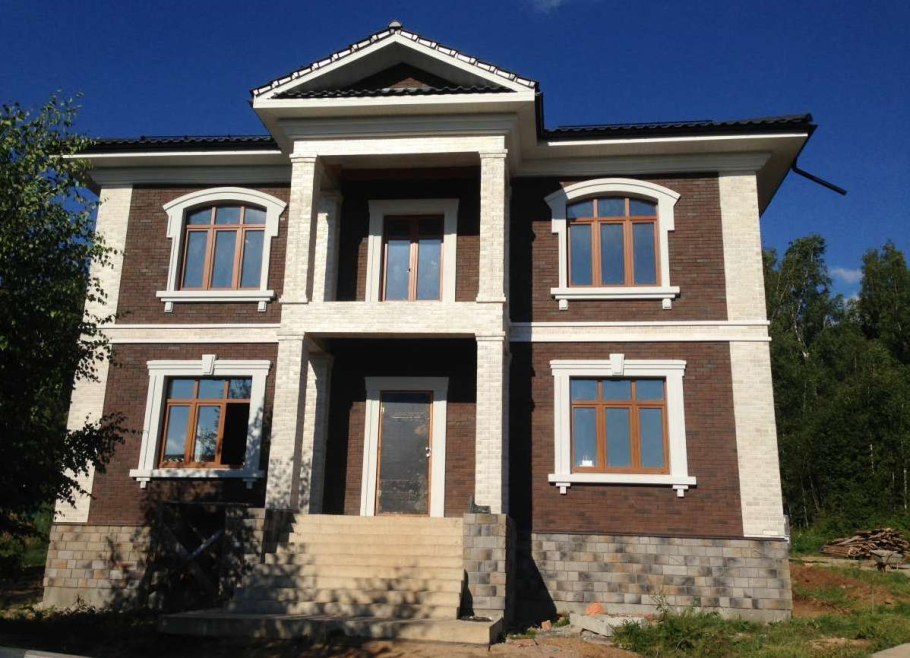 Дом с лепниной на фасаде