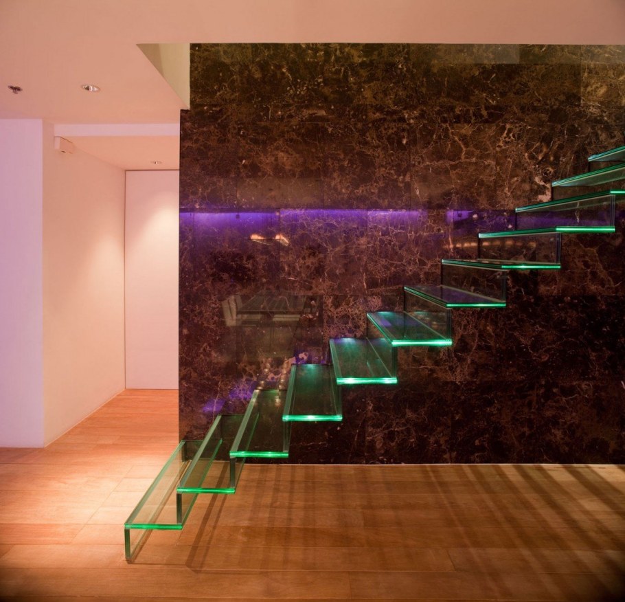 Стеклянные лестницы в интерьере