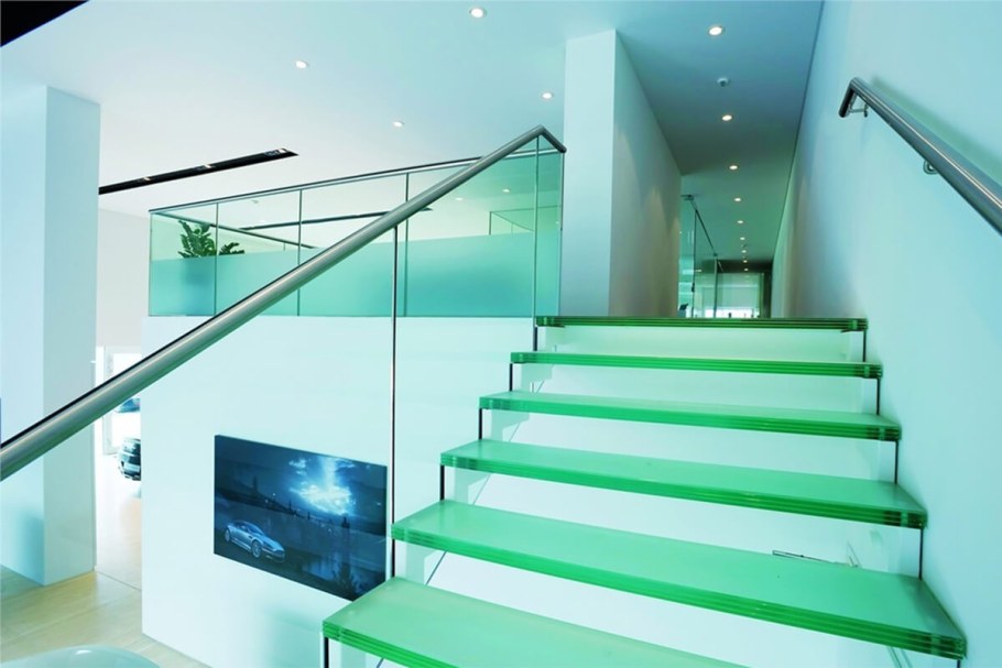 Стеклянное ограждение лестницы