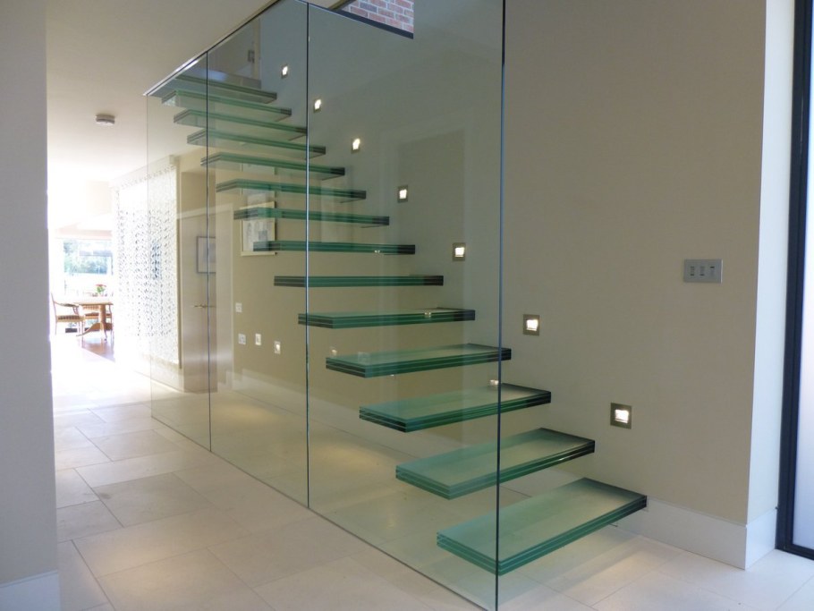 Стеклянная консольная лестница