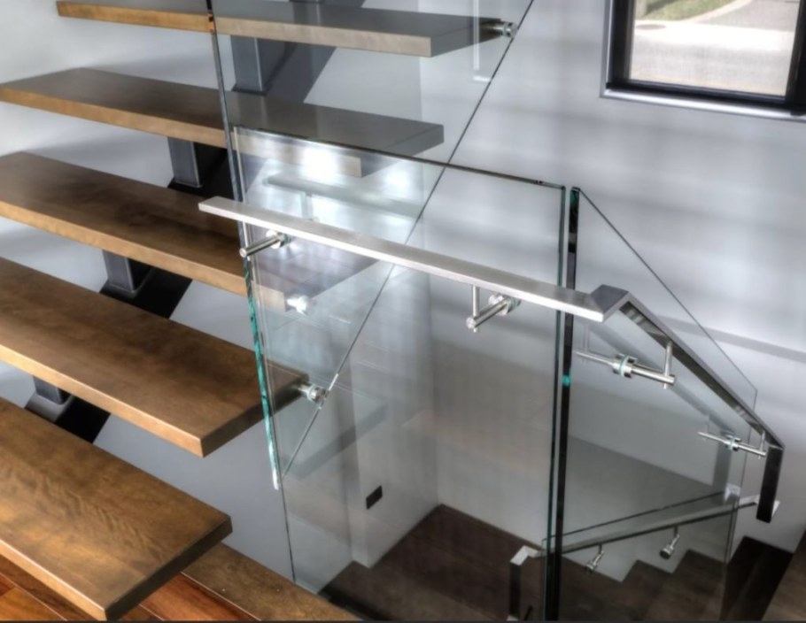 Стеклянные лестничные ограждения