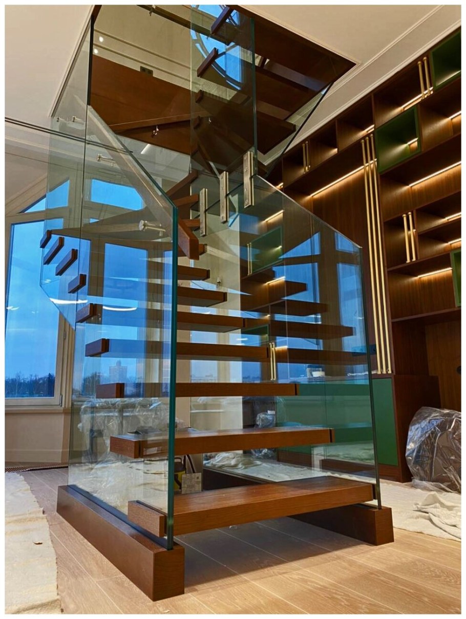 Стеклянная лестница с подсветкой