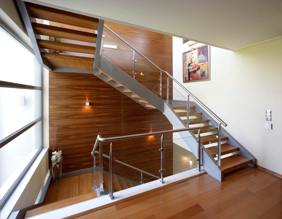 Лестница трехмаршевая в доме