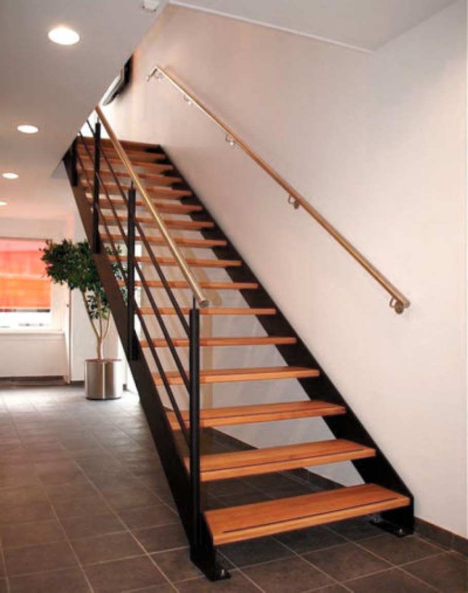 Межэтажная одномаршевая лестница