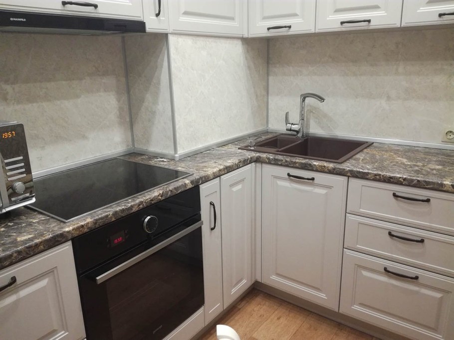 Угловая кухня с коробом вентиляции