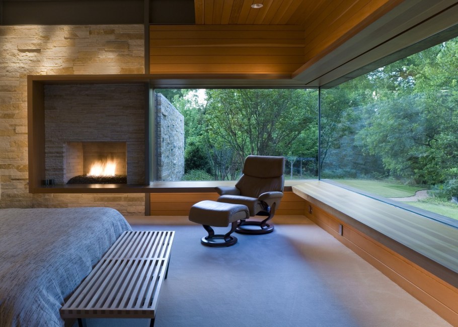 Спальня с большими окнами