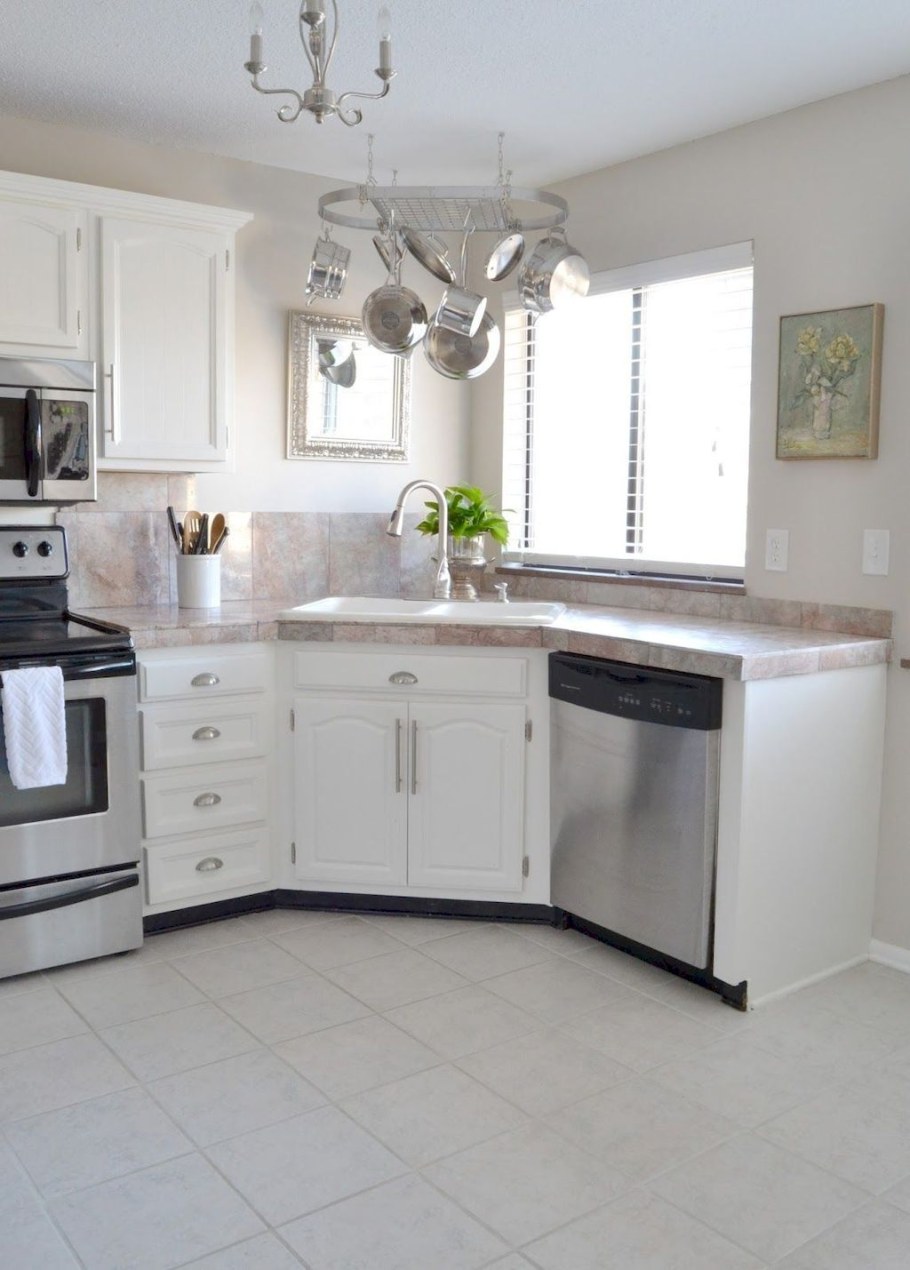 Угловая кухня с окном