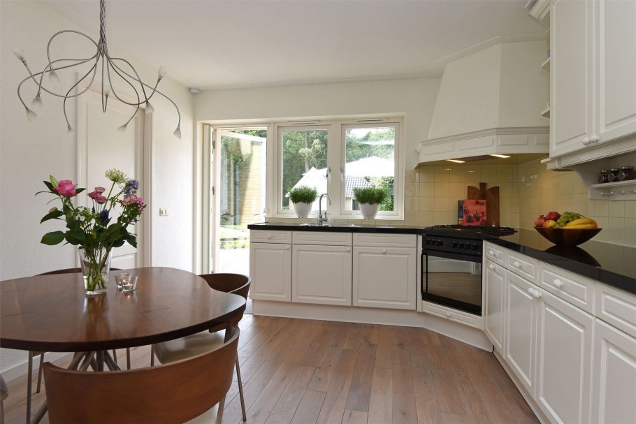 Кухонный гарнитур с окном