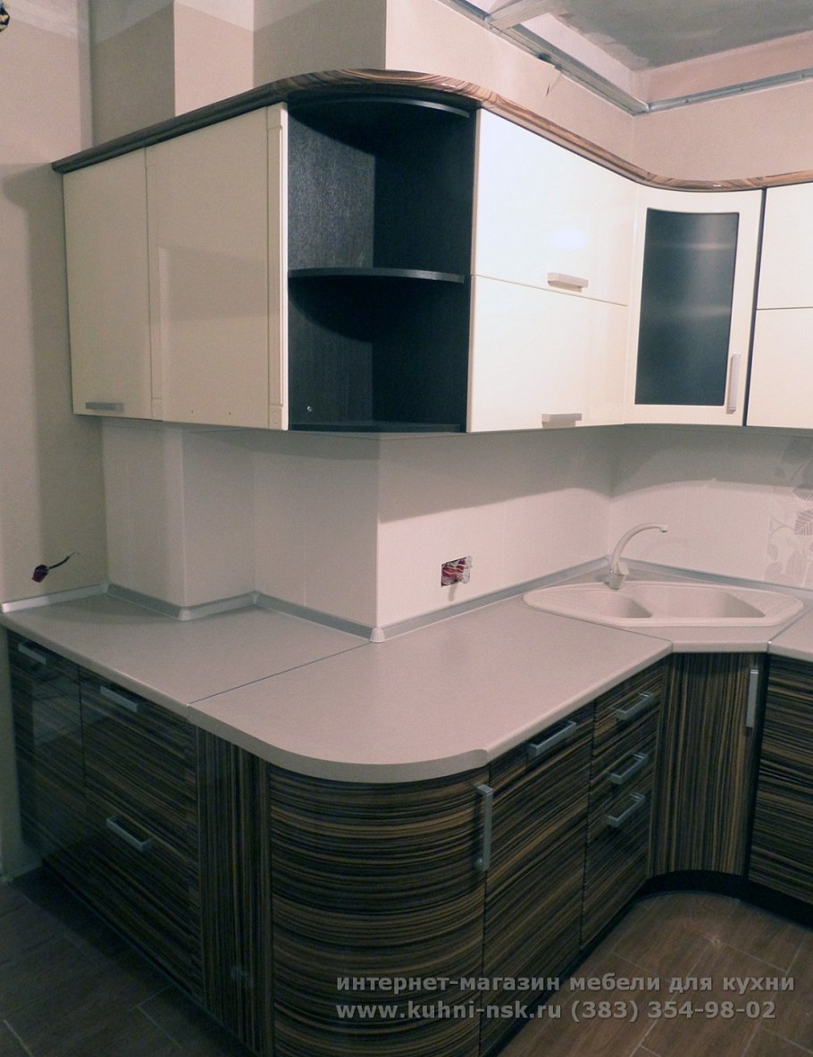 Угловая кухня с вентиляционным коробом