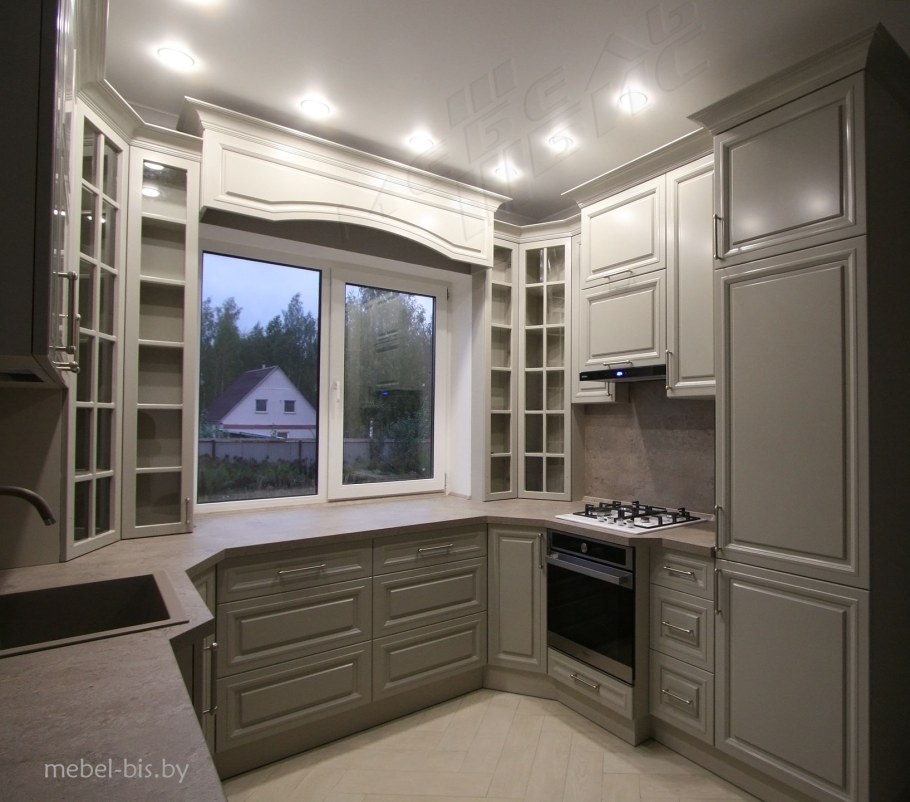 Угловая кухня с окном