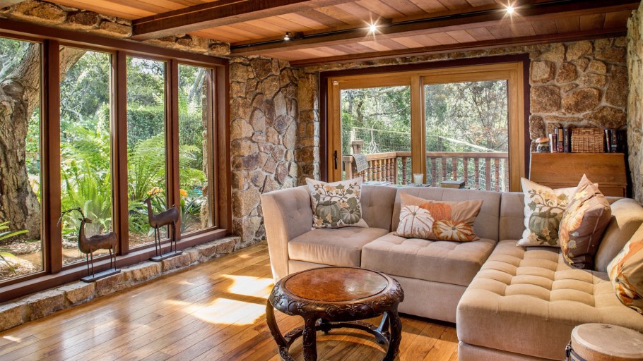 Сочетание камня и дерева в интерьере