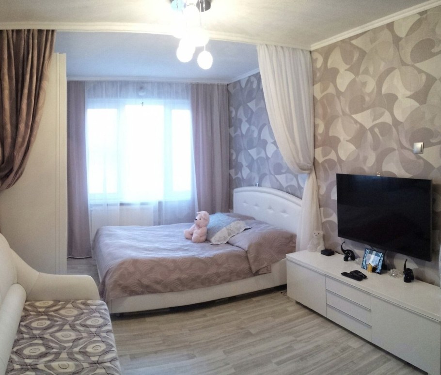 Комната с кроватью и диваном