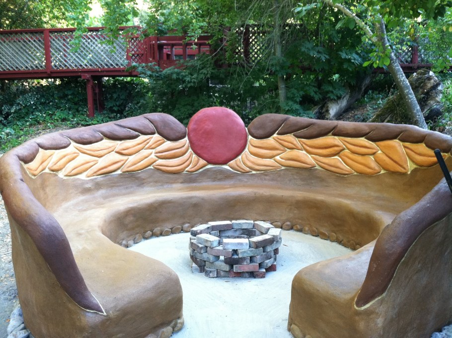 Зона отдыха на даче из подручных средств