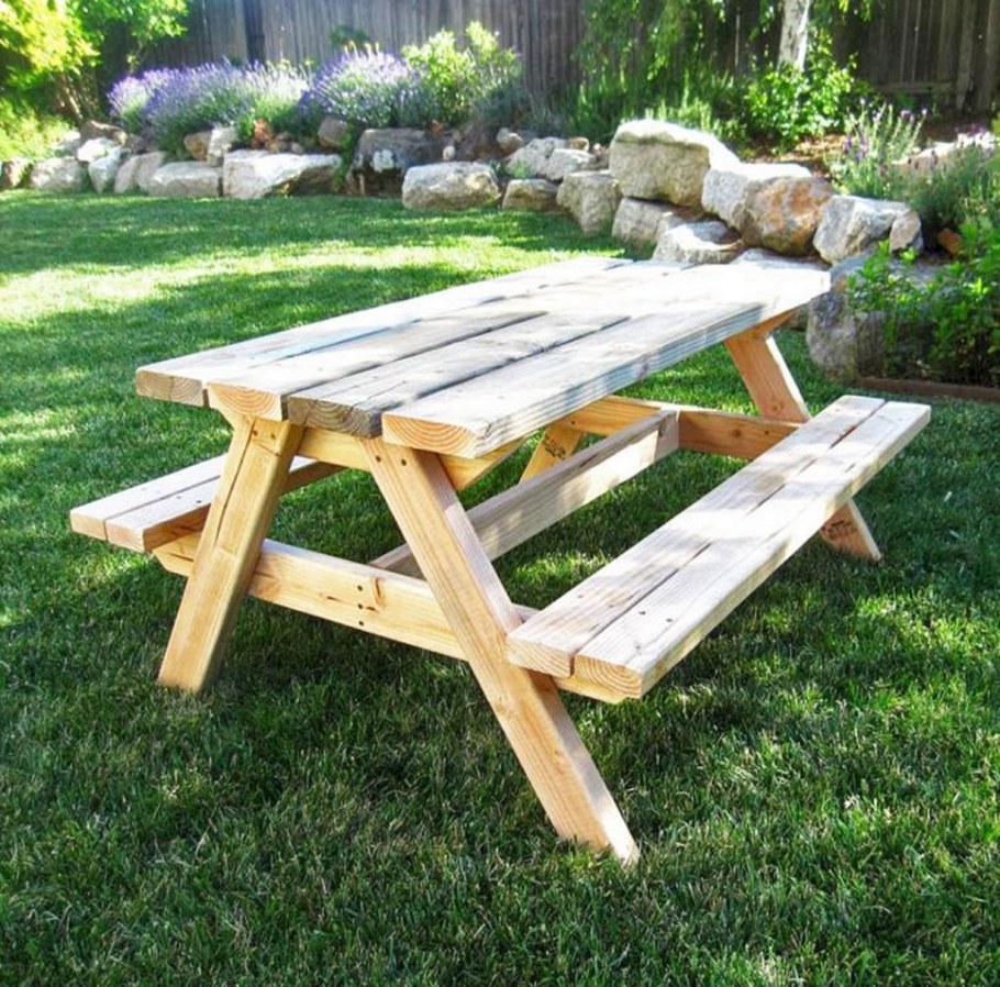 Деревянные столы и лавки