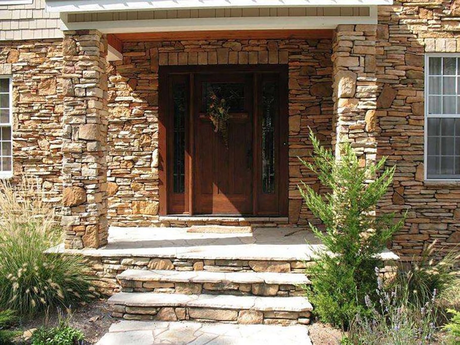 Отделка крыльца натуральным камнем