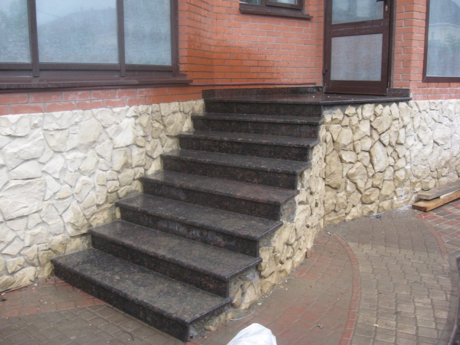 Отделка крыльца камнем