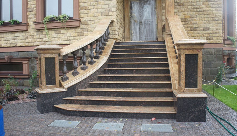 Ступени из песчаника для крыльца
