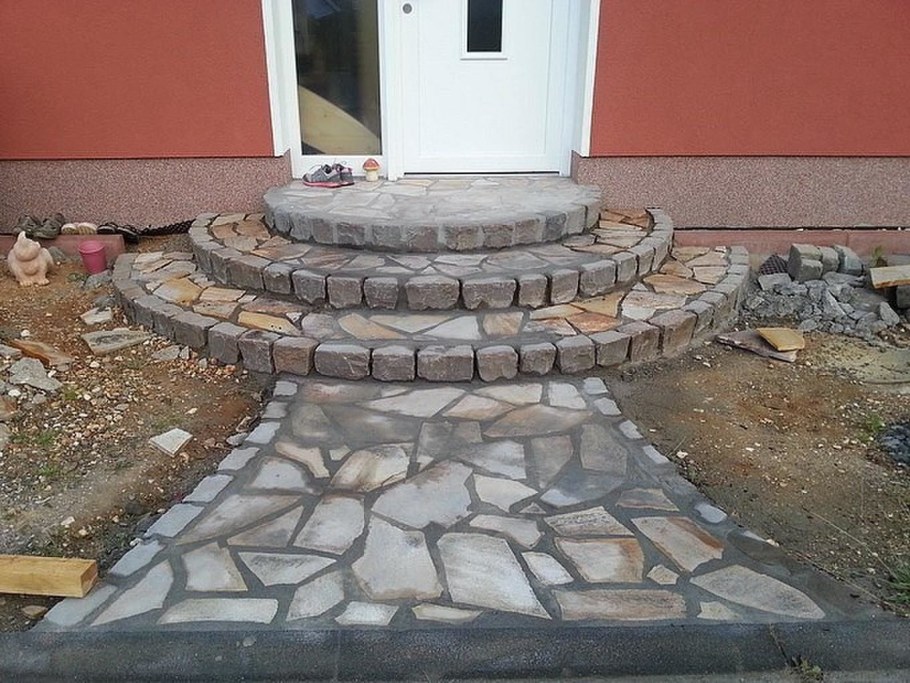 Каменные ступеньки полукруг