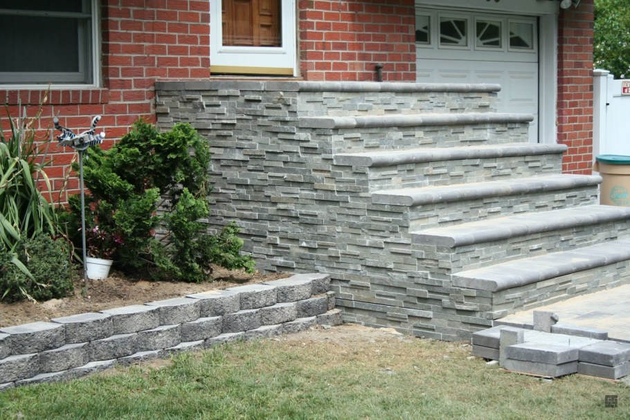 Отделка крыльца камнем