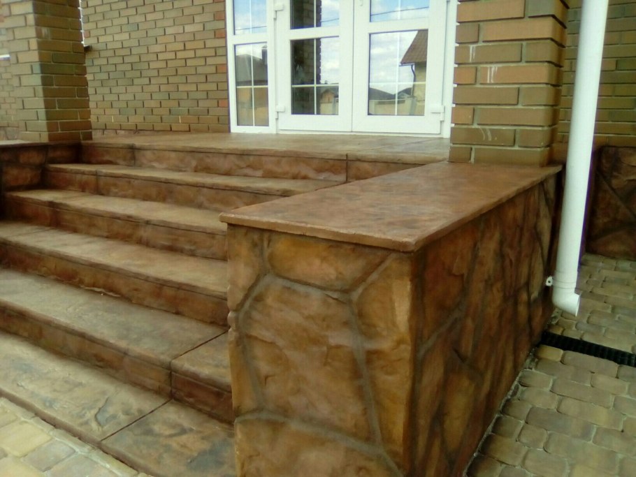 Отделка цоколя и крыльца