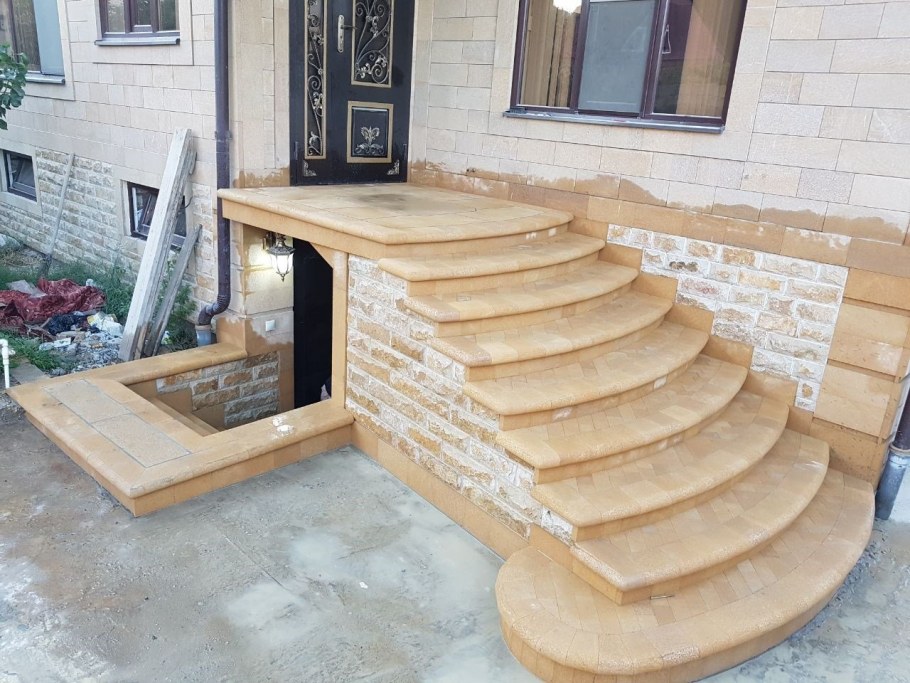 Ступеньки из камня в частном доме