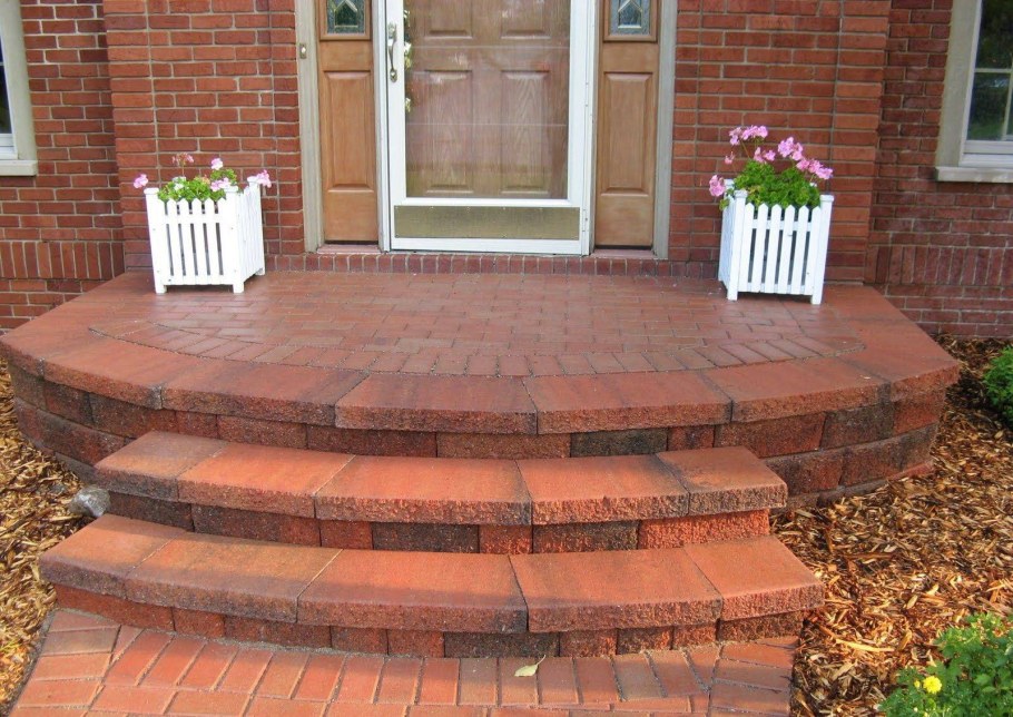 Входные ступеньки в дом