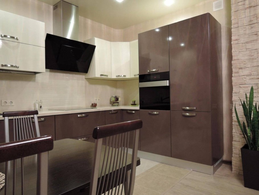 Кухонный гарнитур коричневый