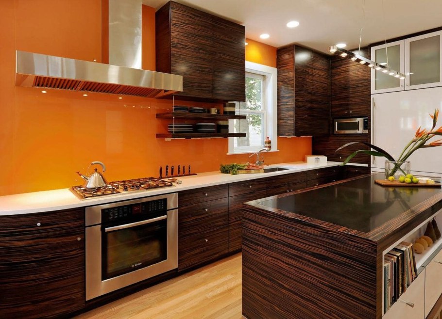 Кухня оранжевая с коричневым