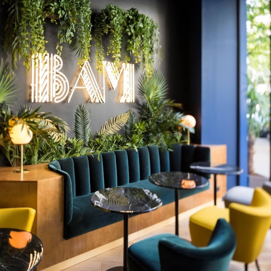 Зелень в интерьере кафе