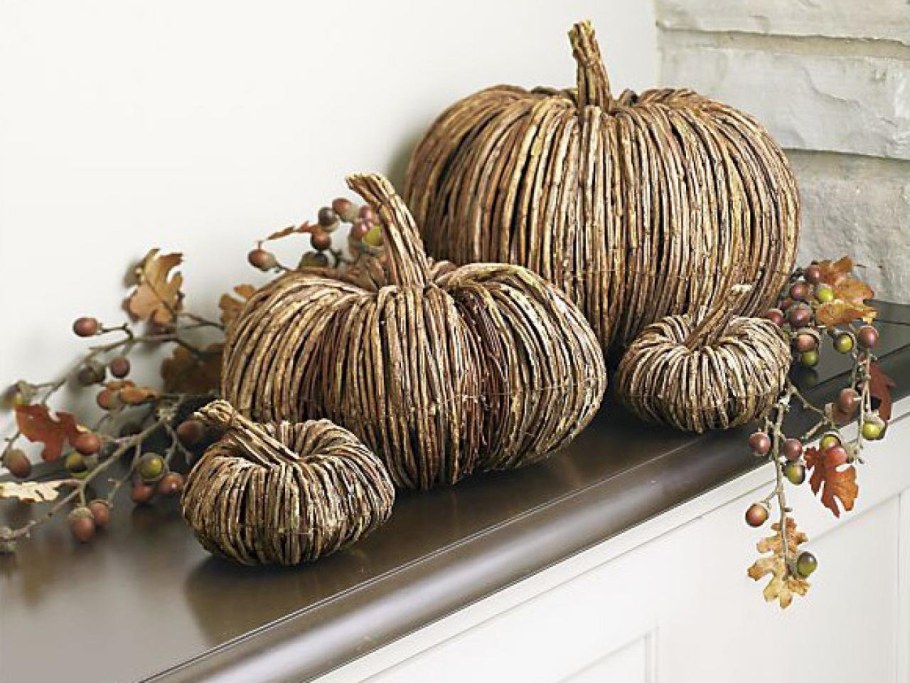 Украшение декоративными тыквами