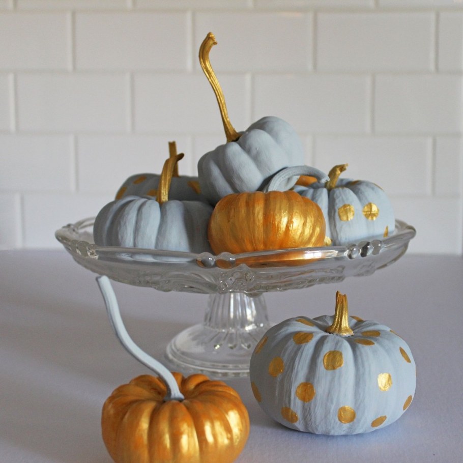 Украшение декоративными тыквами