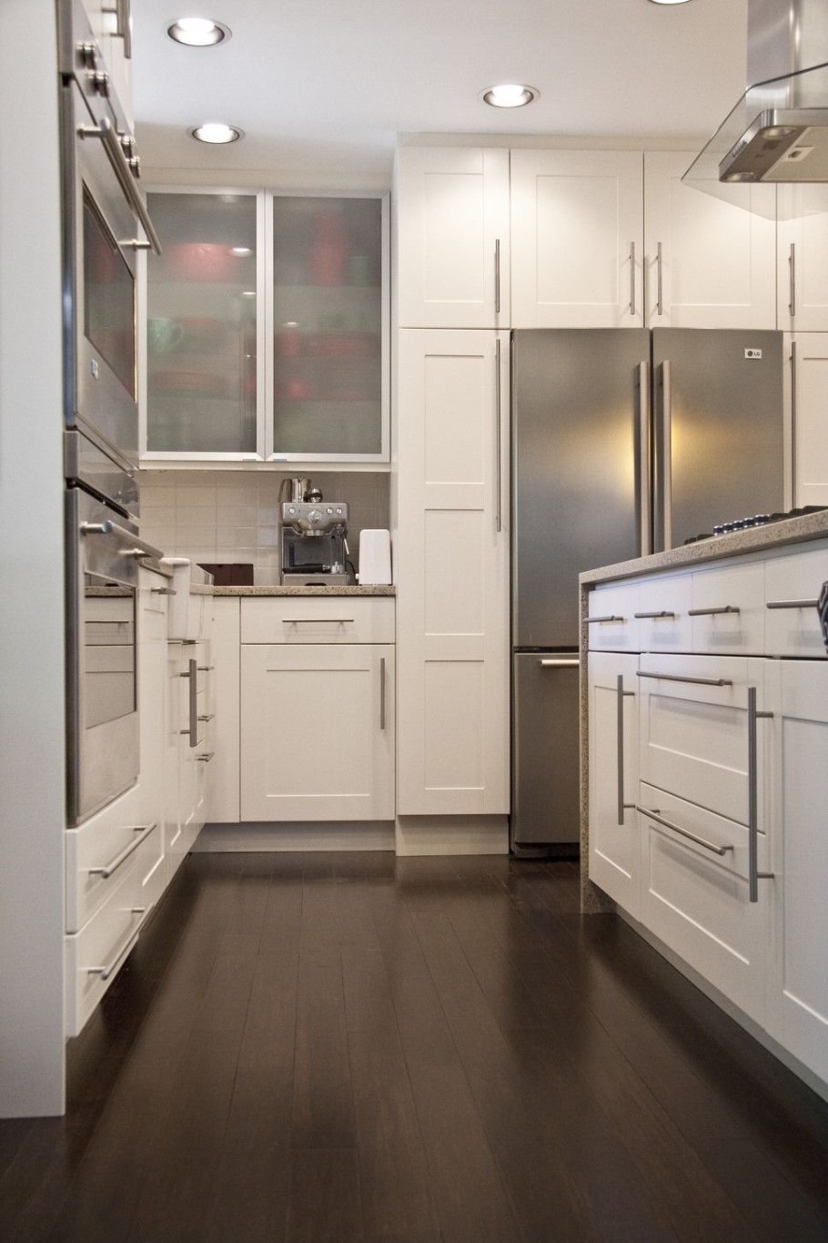 Кухня с высокими шкафами