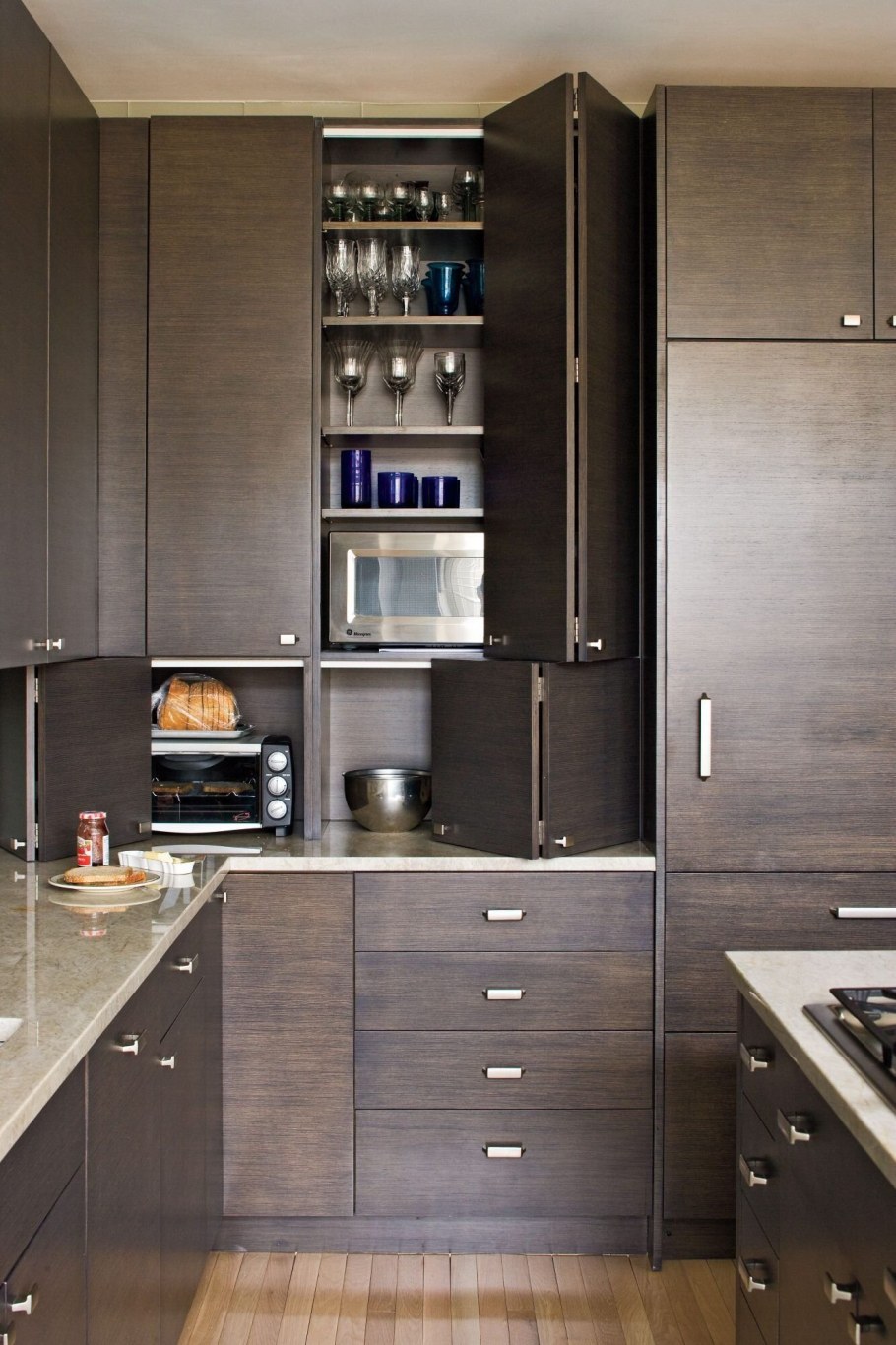 Кухонный пенал в интерьере кухни