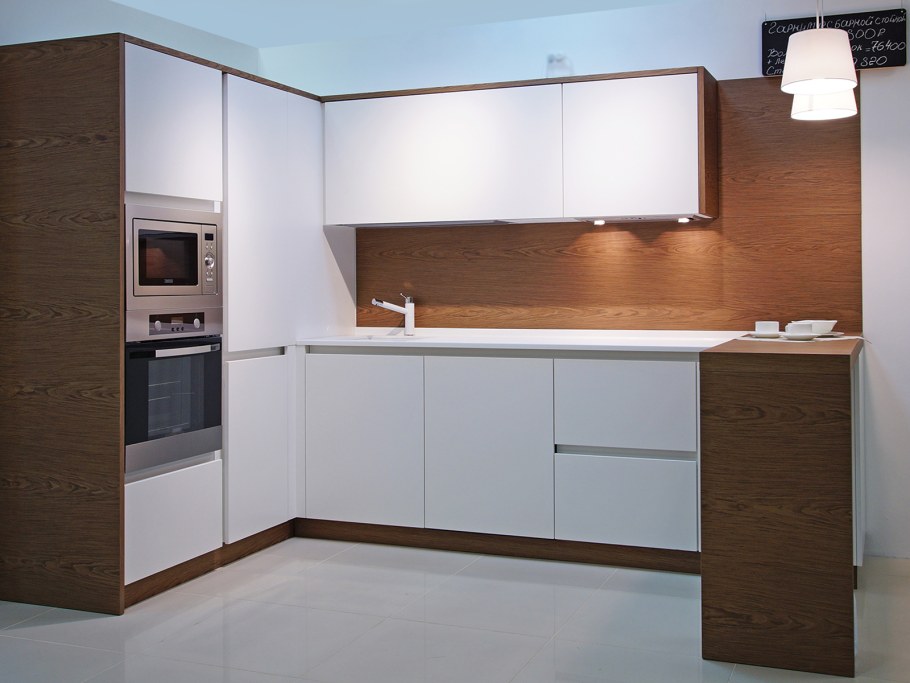 Угловая кухня с пеналом