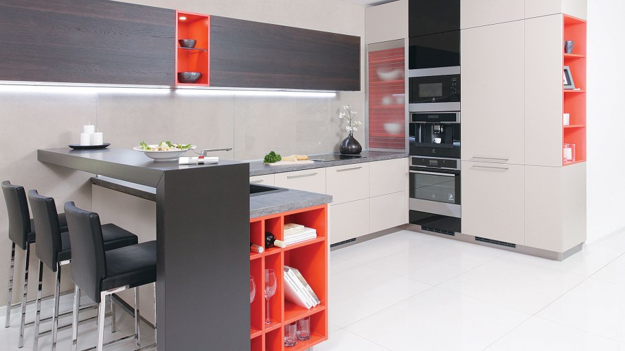 Кухня с открытыми полками сбоку