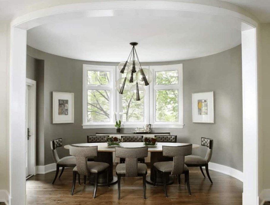 Круглый стол в эркере