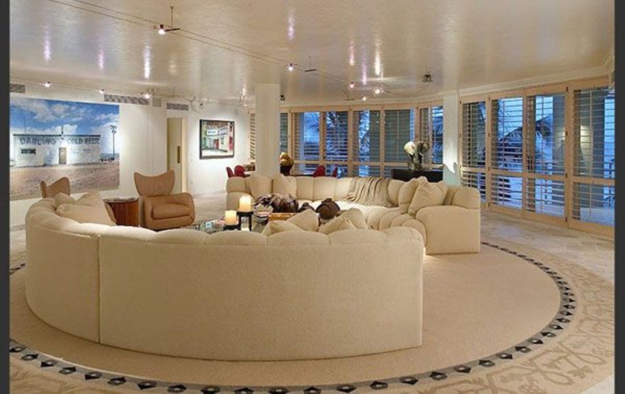 Полукруглый диван в интерьере