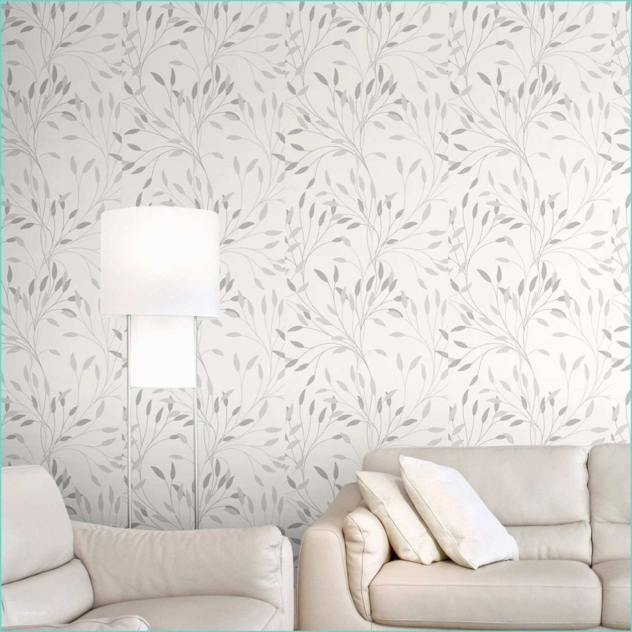 Однотонные обои для стен в интерьере гостиной