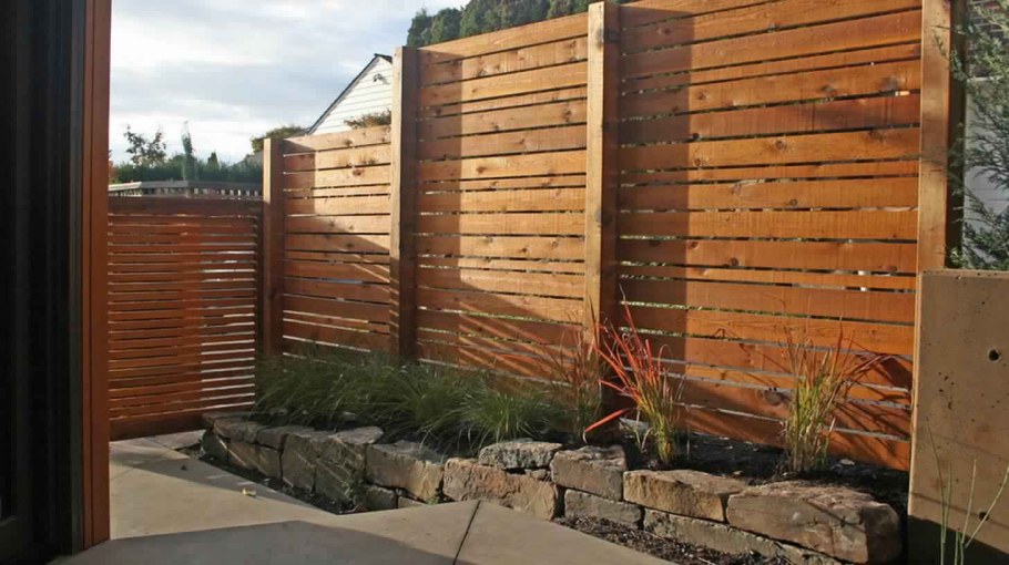 Стильный деревянный забор