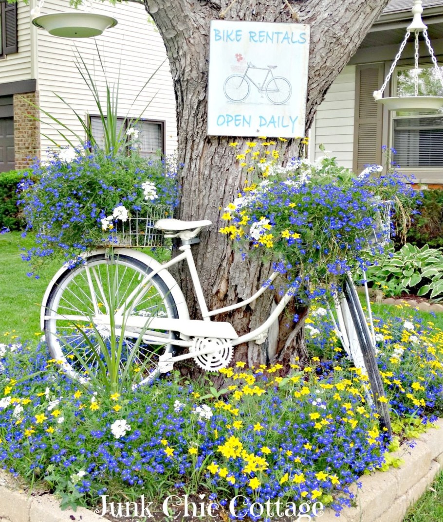 Велосипед в саду декор