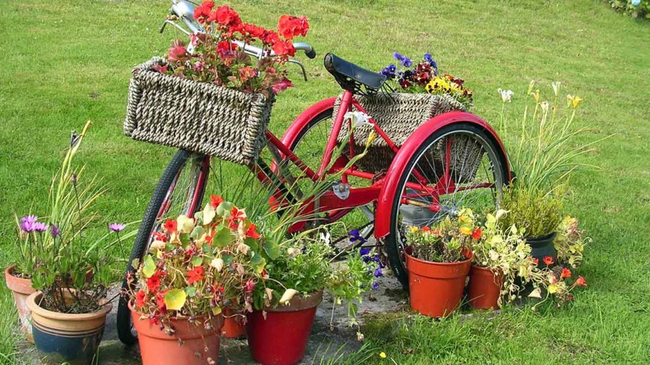 Велосипед в саду декор
