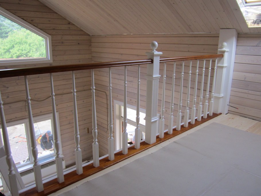 Деревянное ограждение на втором этаже