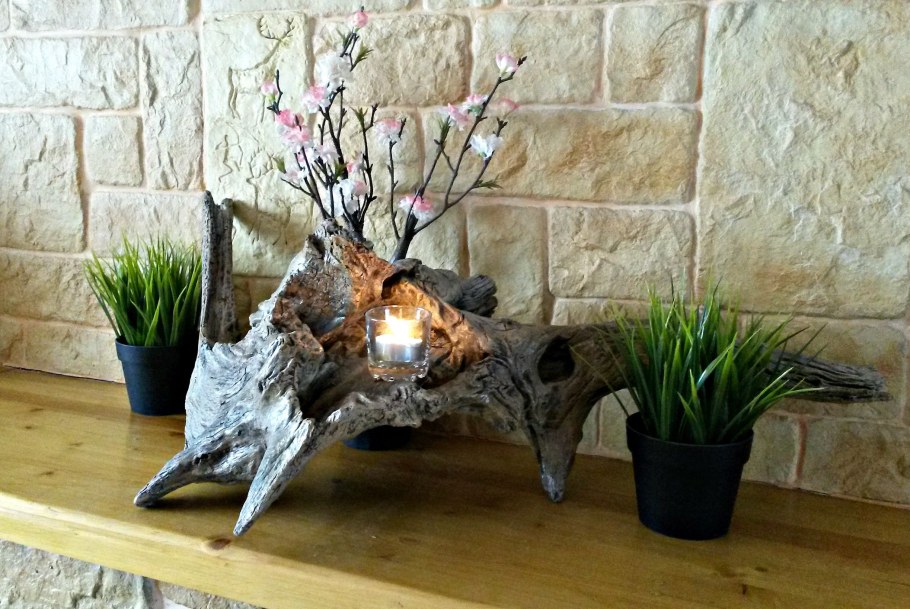 Коряги в саду декор