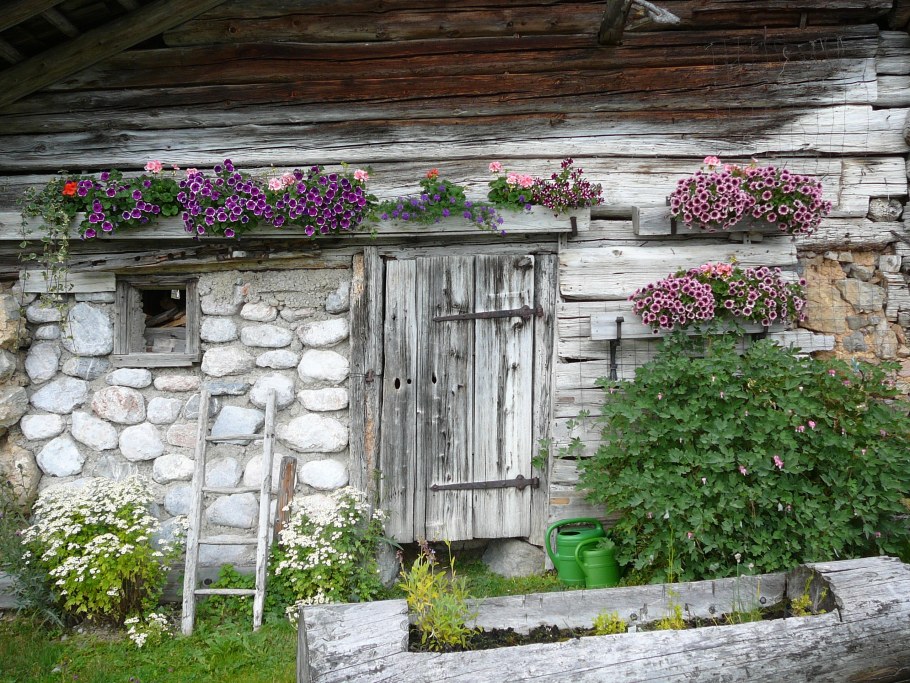 Украсить старый сарай