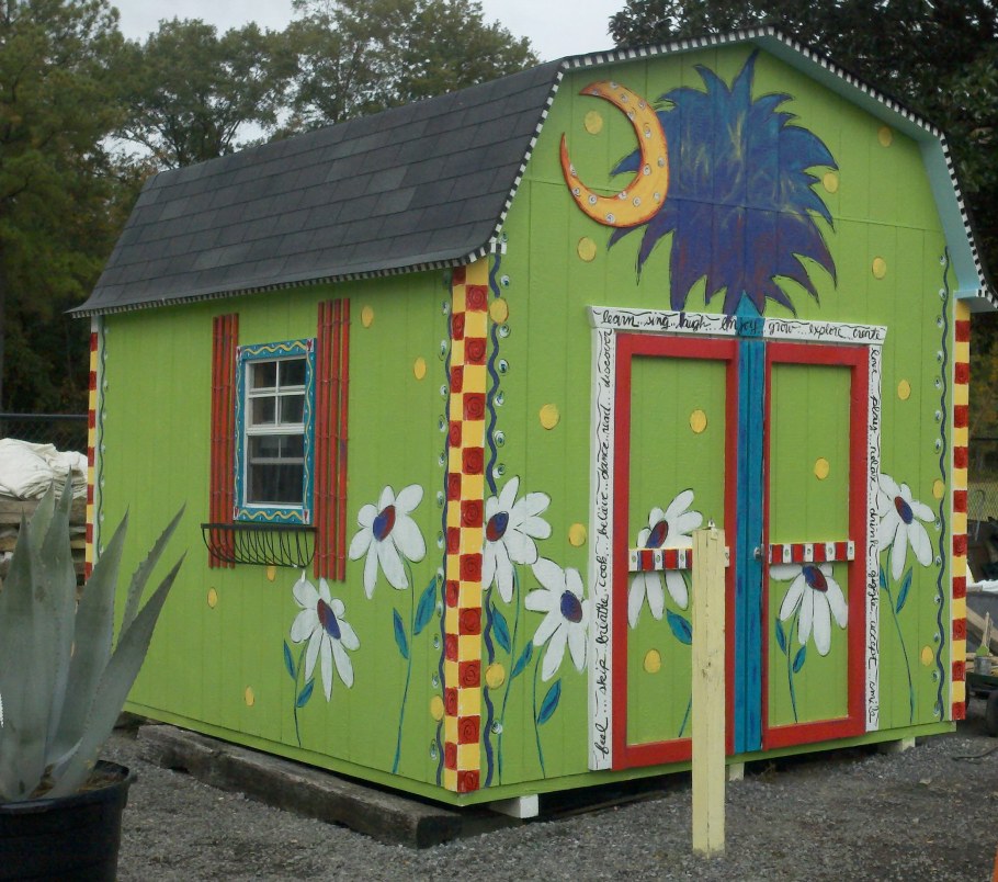 Разрисованный сарай